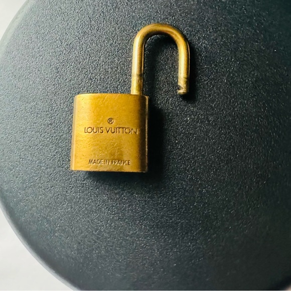 Louis Vuitton 🔐 Lock & Key, #323, GUC - Picture 7 of 8